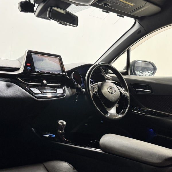 2017 Toyota C-HR Hybrid G-Model Super Low Milage, photo 3