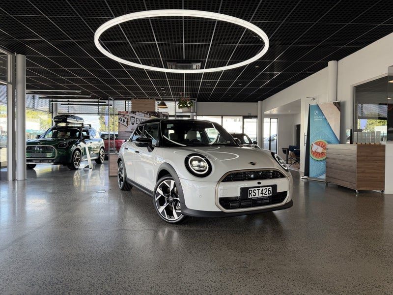 2026 MINI Cooper C 5 Door Favoured, main photo