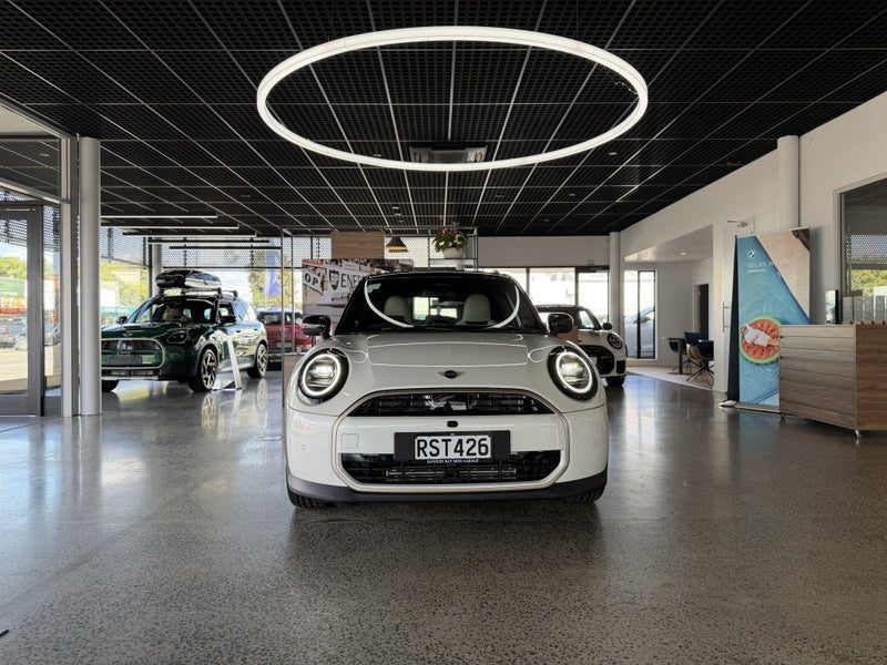 2026 MINI Cooper C 5 Door Favoured, photo 2