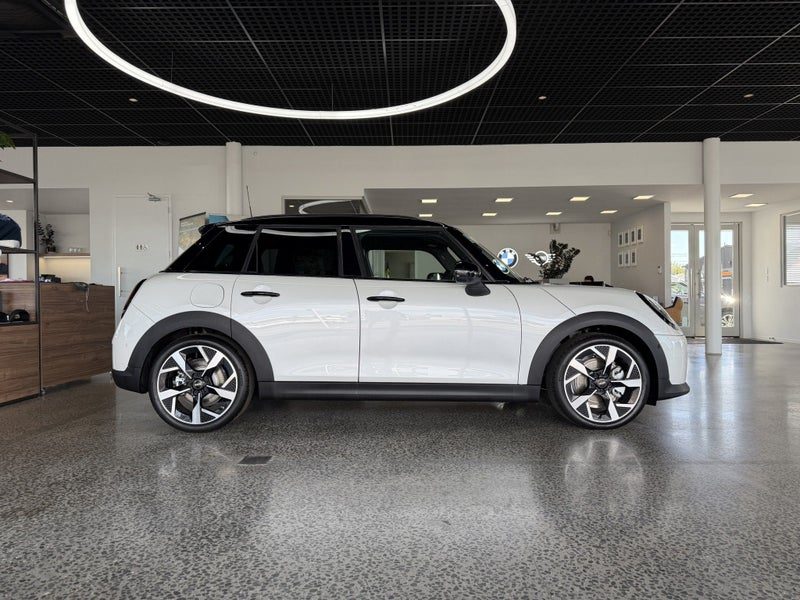 2026 MINI Cooper C 5 Door Favoured, photo 3