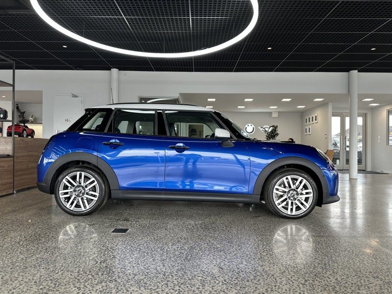 2025 MINI Cooper C 5 Door Classic, photo 3