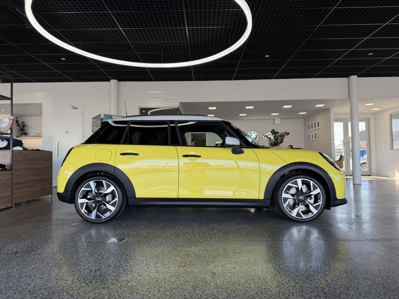 2026 MINI Cooper C 5dr, photo 3