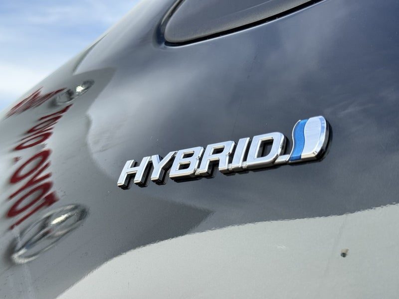 2018 Toyota Vitz Hybrid, photo 2