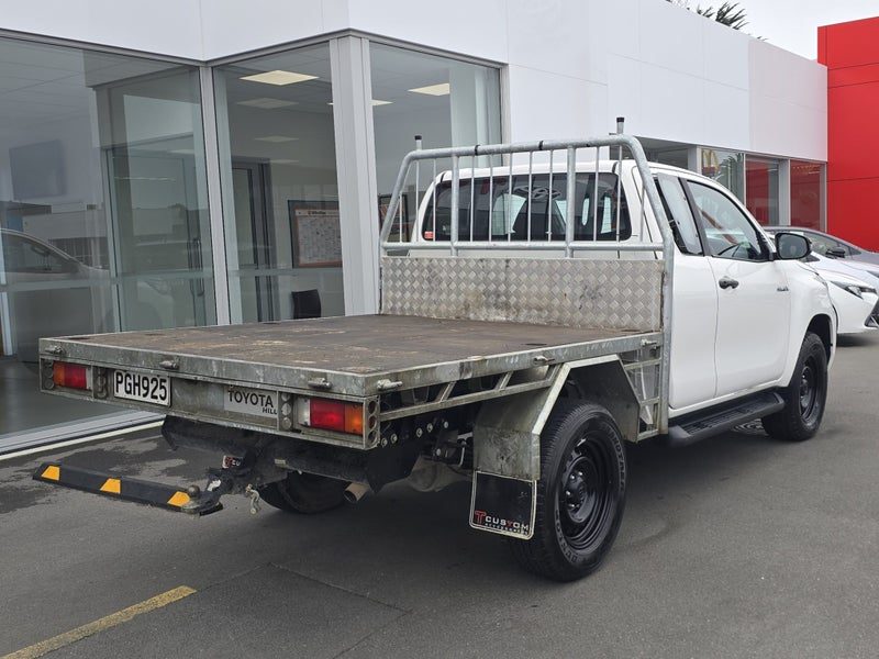 2022 Toyota Hilux SR 2.8DT 4WD Auto Flat Deck, photo 3