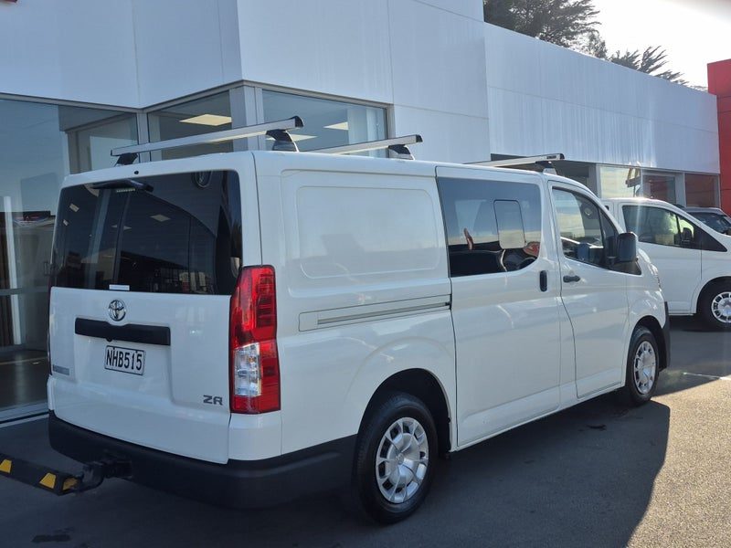 2021 Toyota Hiace ZR 2.8DT 5 Seat Auto, photo 3