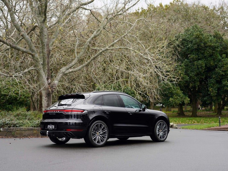2020 Porsche Macan Turbo 2.9P 4WD 7A 4Dr Wagon, photo 2