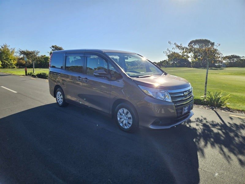 2015 Toyota Noah Mobility Welcab, photo 3