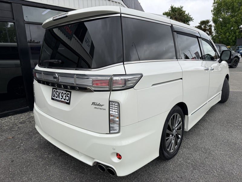 2014 Nissan Elgrand, photo 2
