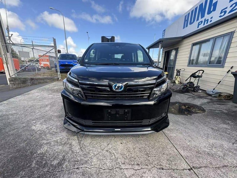 2017 Toyota Voxy V, photo 2