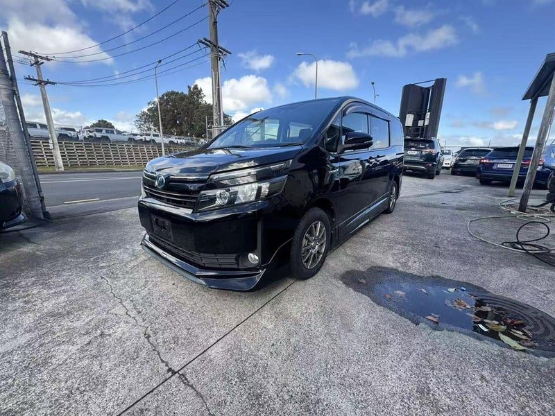 2017 Toyota Voxy V, photo 3