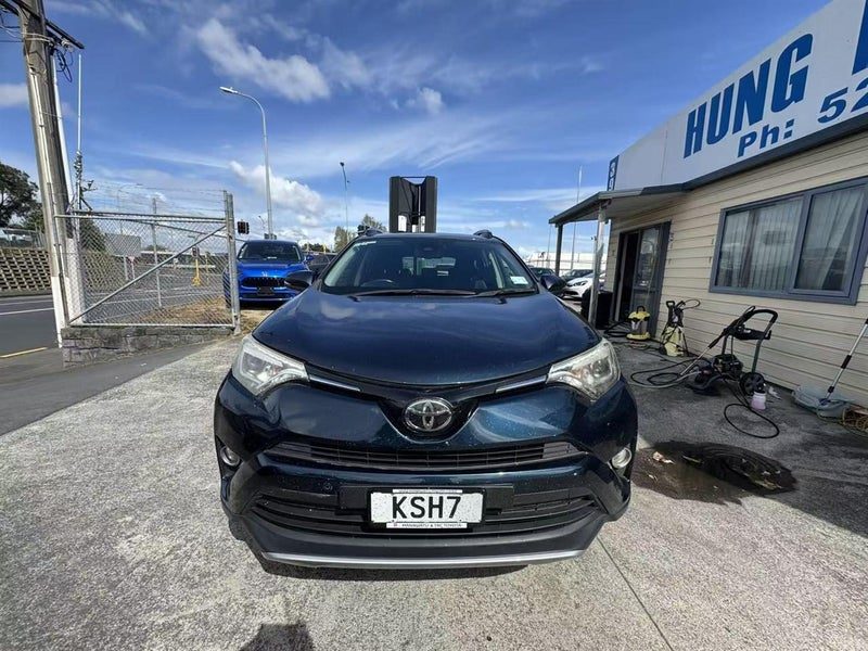 2017 Toyota RAV4 GXL, photo 2
