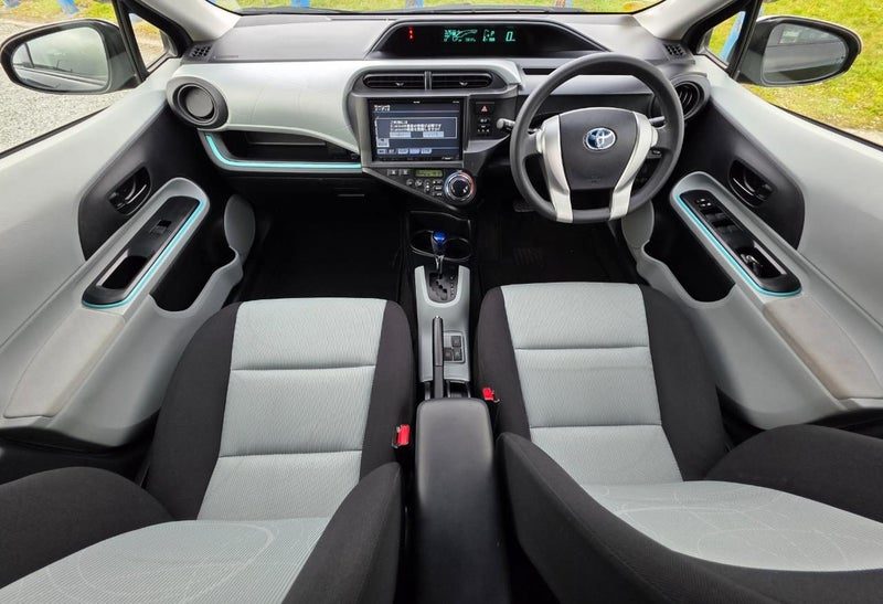 2013 Toyota Aqua Hybrid, photo 2