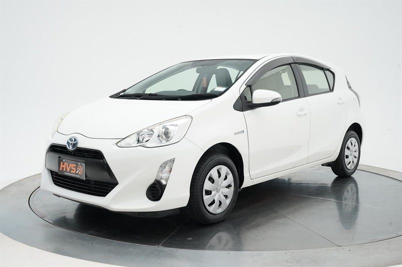 2015 Toyota Aqua Hybrid L, photo 3