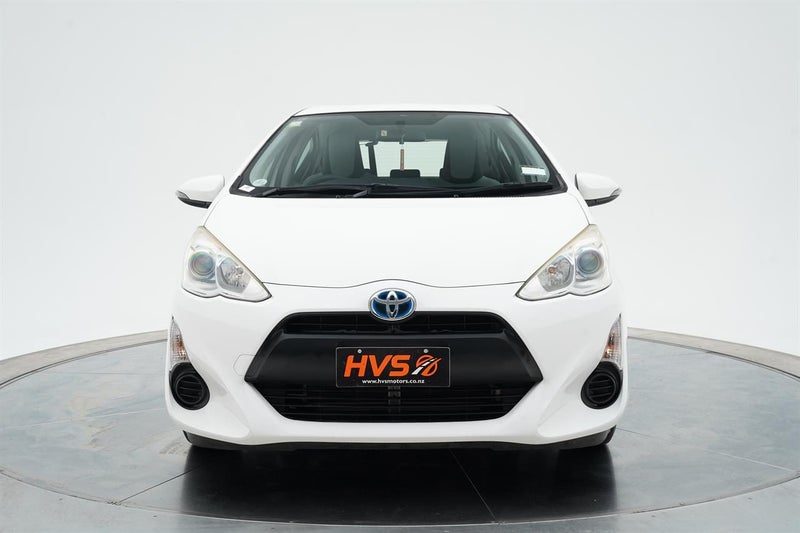 2015 Toyota Aqua Hybrid L, photo 2