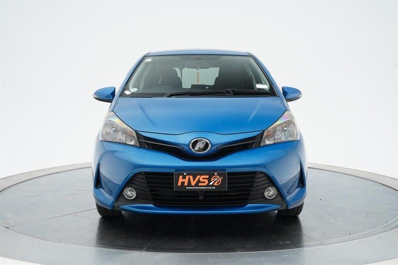 2015 Toyota Vitz F, photo 2