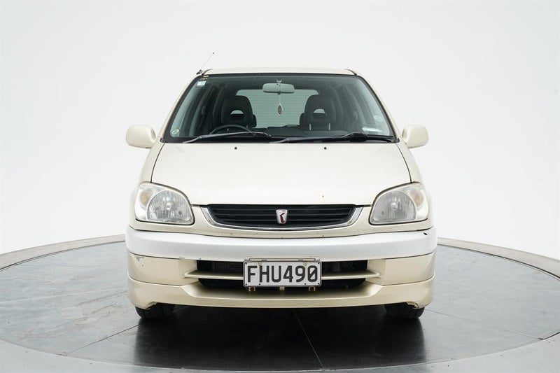 2002 Toyota Raum, photo 2
