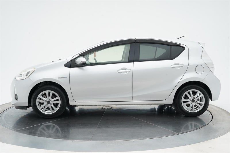2014 Toyota Aqua Hybrid S, photo 3
