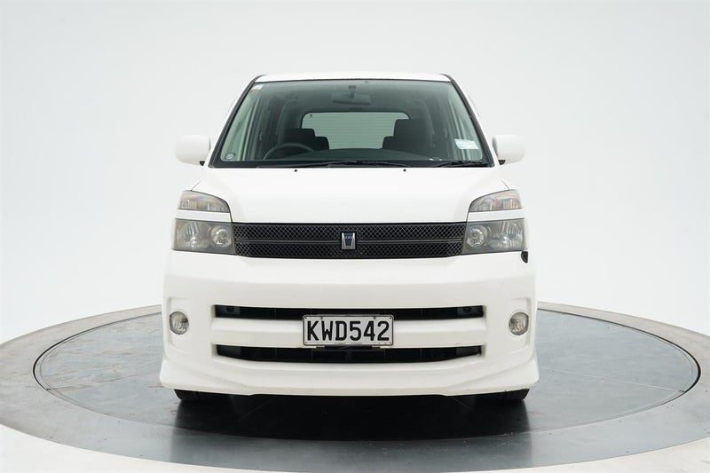 2005 Toyota Voxy, photo 2