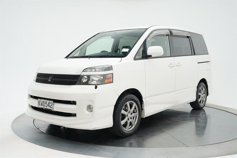 2005 Toyota Voxy, photo 3