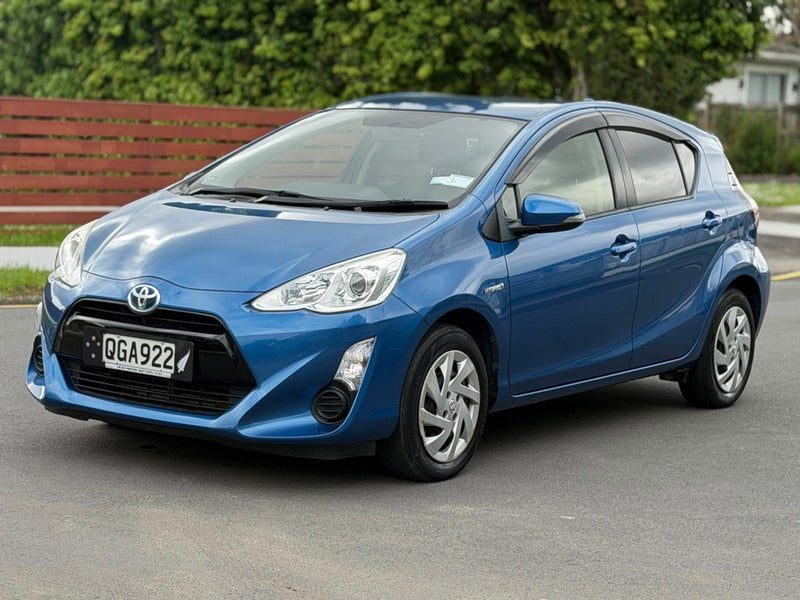 2015 Toyota Aqua, photo 2