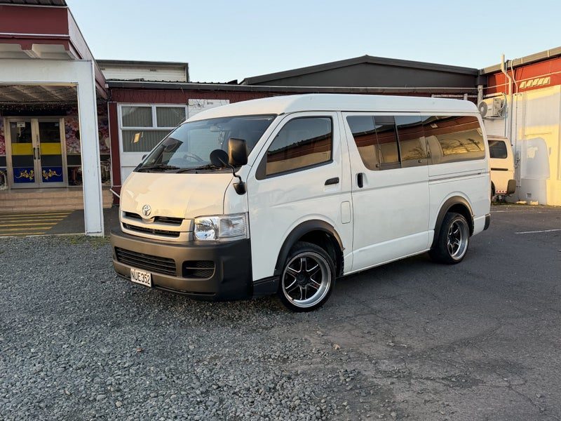 2010 Toyota Hiace, photo 2