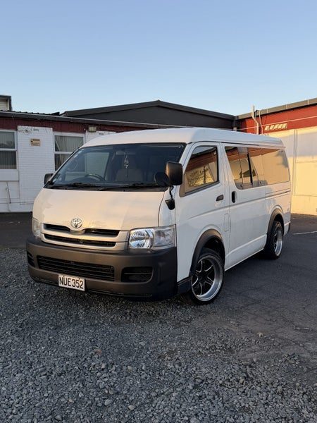 2010 Toyota Hiace, photo 3