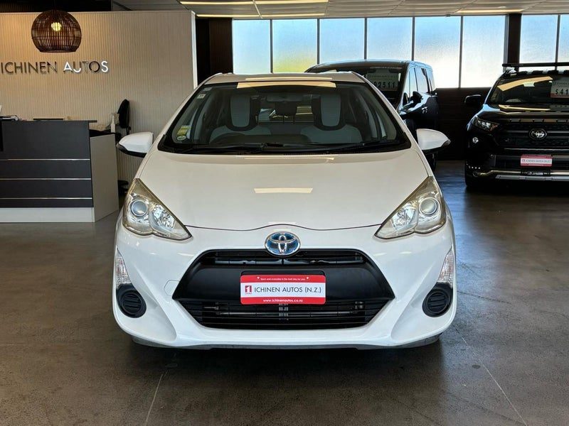 2015 Toyota Aqua Hybrid, photo 2