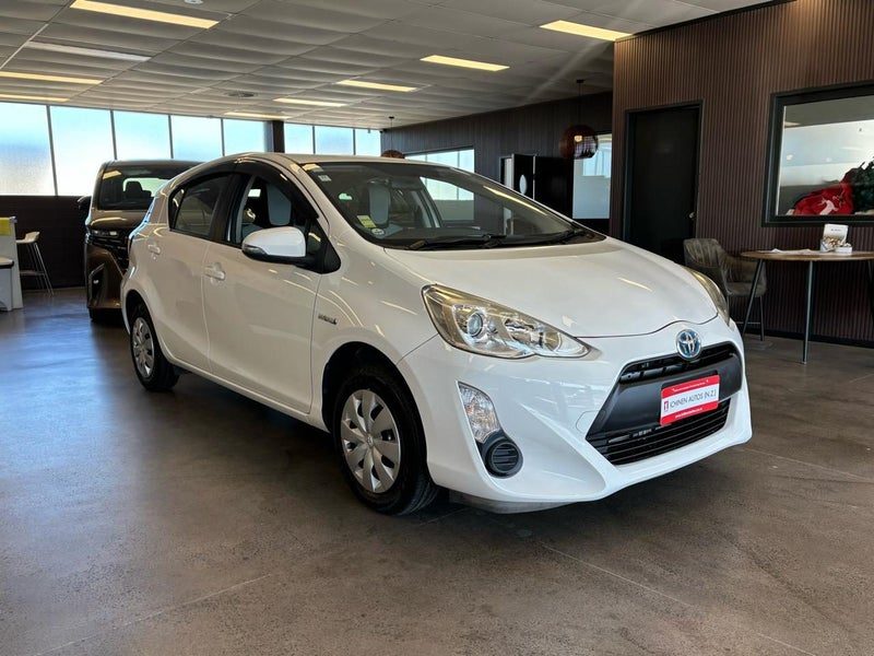 2015 Toyota Aqua Hybrid, photo 3