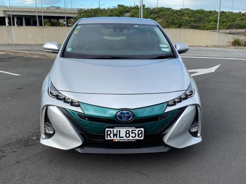 2017 Toyota Prius PHV, photo 2