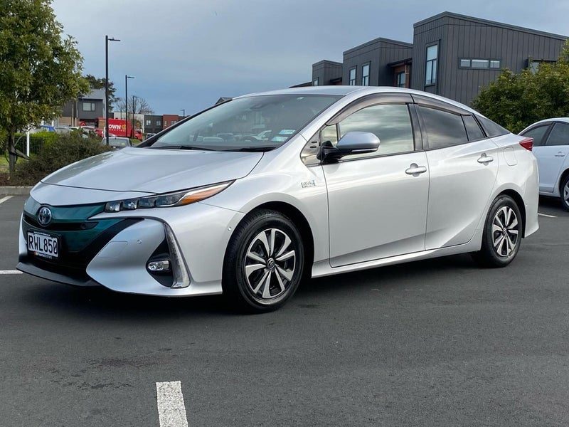 2017 Toyota Prius PHV, photo 3