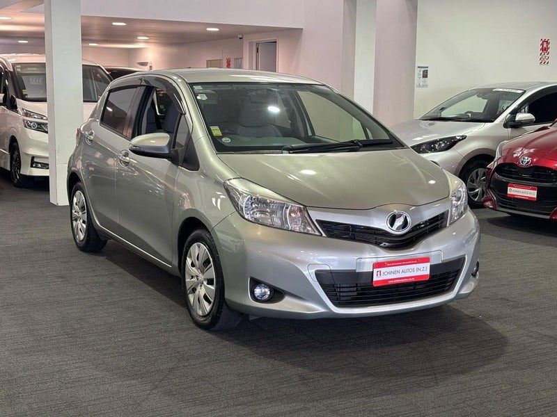 2013 Toyota Vitz 1.3, photo 2