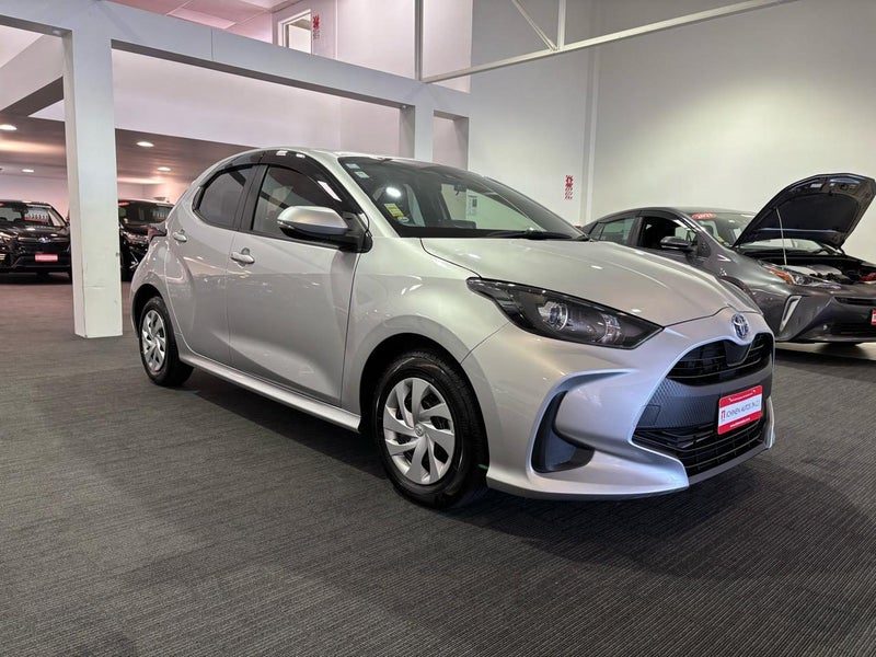 2021 Toyota Yaris Hybrid X/ Apple Car Play, photo 2