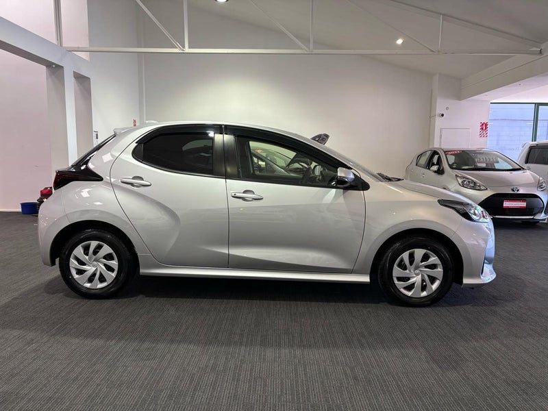 2021 Toyota Yaris Hybrid X/ Apple Car Play, photo 3