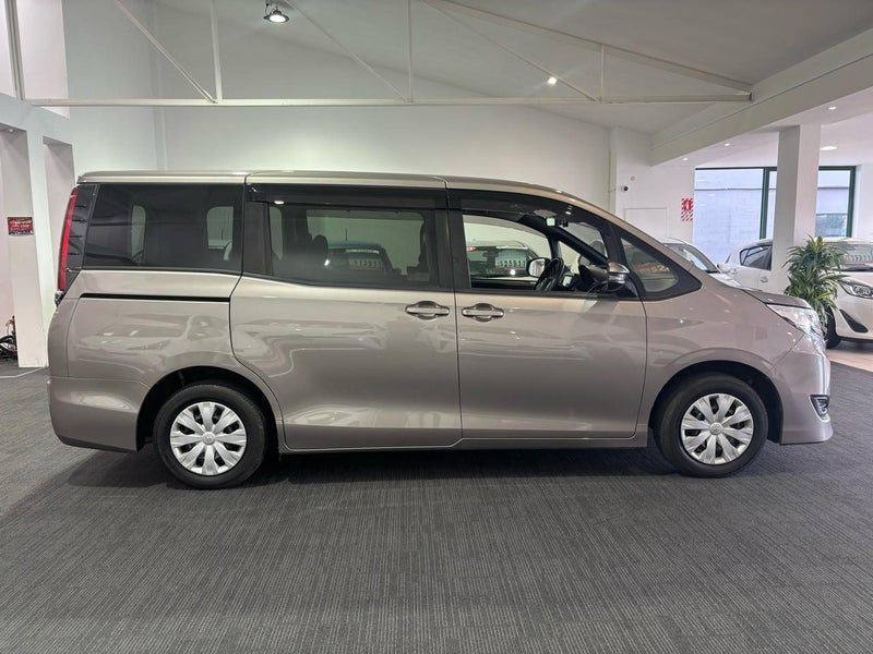 2021 Toyota Noah X, photo 3