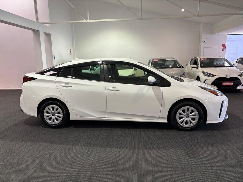 2021 Toyota Prius -S / Adaptive Cruise Control, photo 3