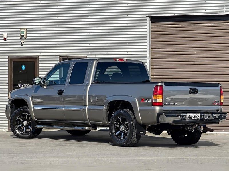 2003 GMC Sierra, photo 2