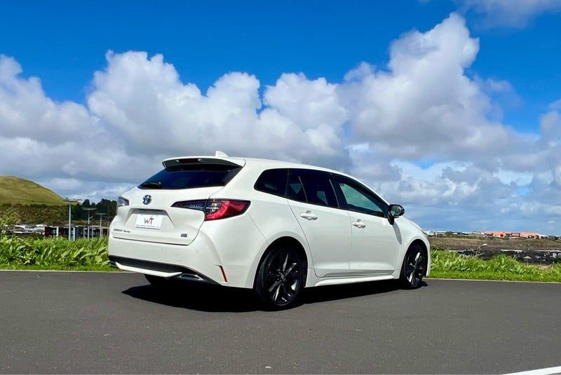 2021 Toyota Corolla Touring WXB Hybrid Wagon, photo 2