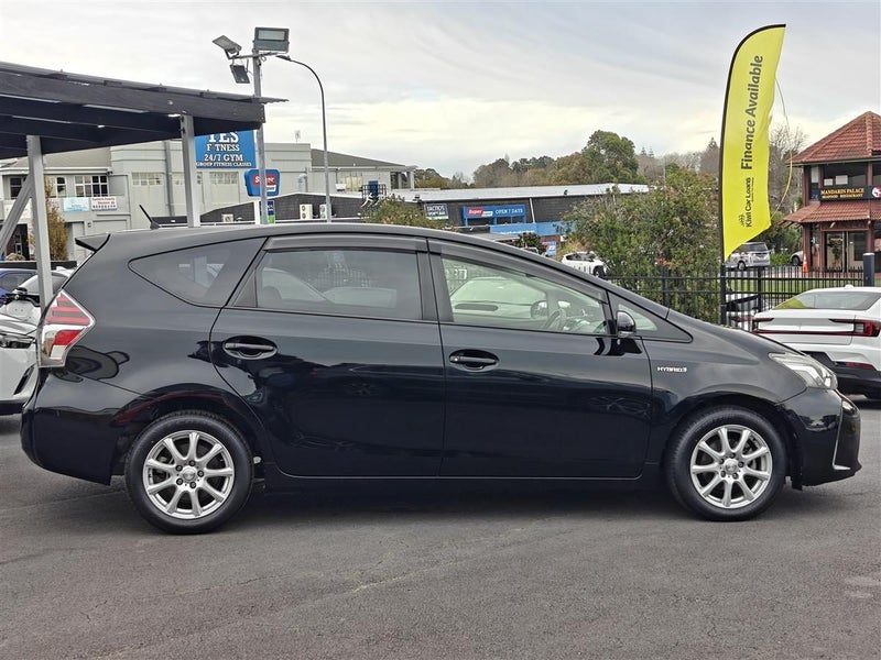 2015 Toyota Prius Alpha, photo 3