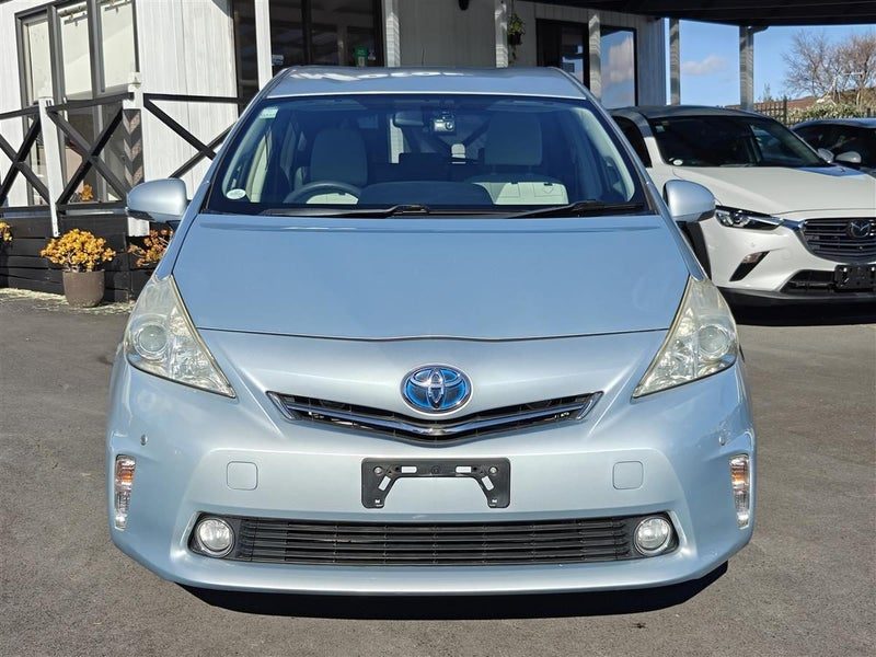 2013 Toyota Prius Alpha, photo 2