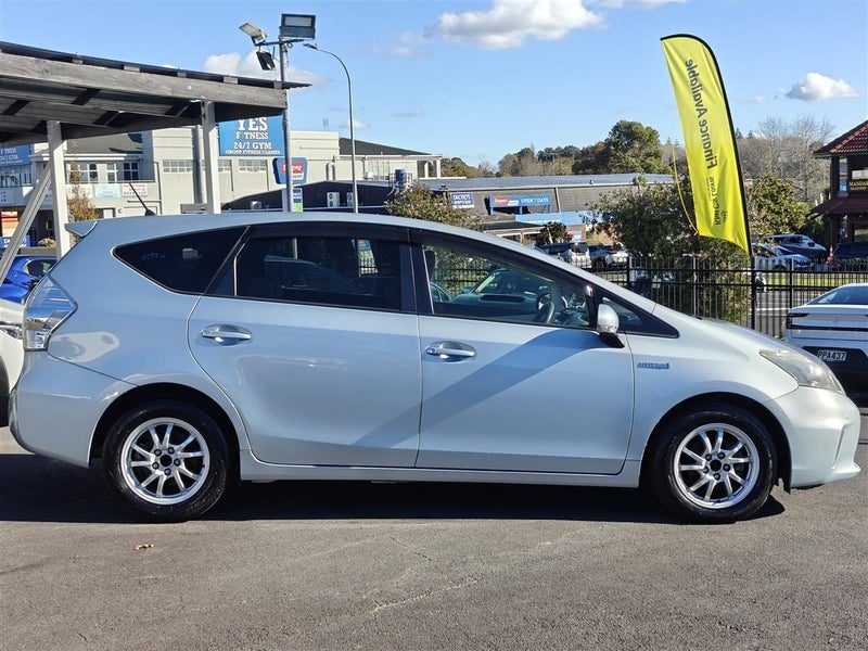 2013 Toyota Prius Alpha, photo 3
