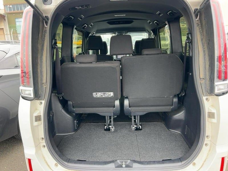 2018 Toyota Esquire Xi Hybrid 7 Seater, photo 2