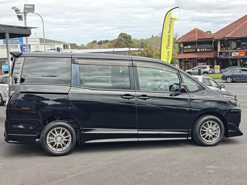 2014 Toyota Voxy Hybrid, photo 3