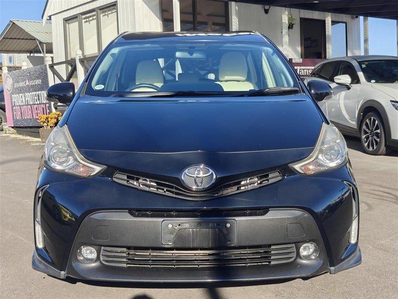 2015 Toyota Prius Alpha, photo 2