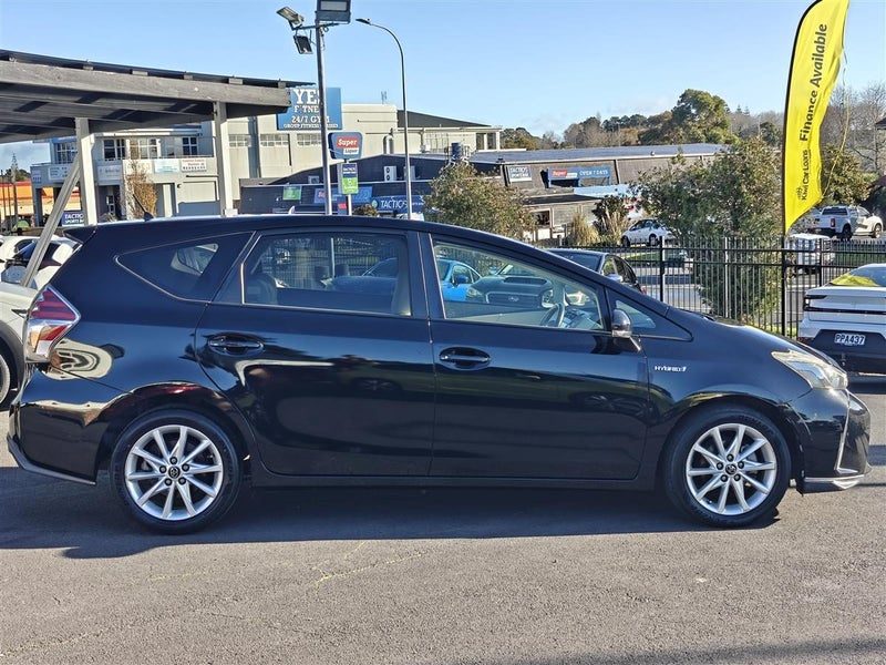 2015 Toyota Prius Alpha, photo 3