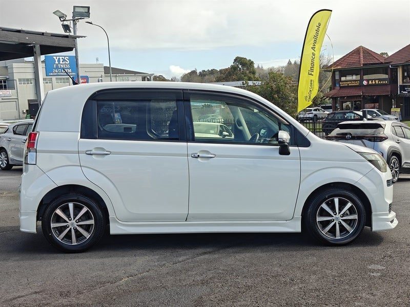 2013 Toyota Spade, photo 3