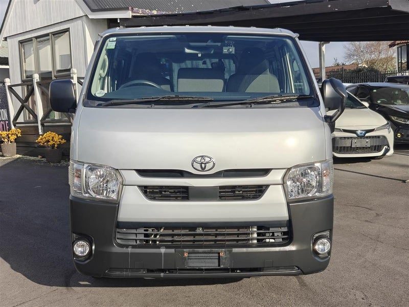 2020 Toyota Hiace, photo 2
