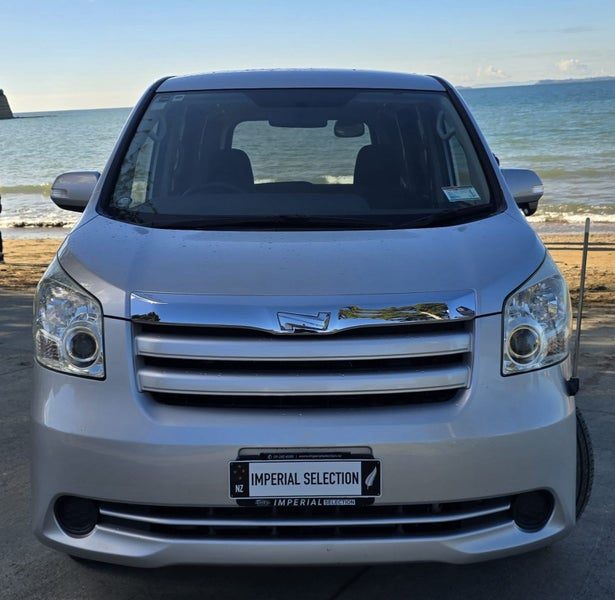 2010 Toyota Noah, photo 2