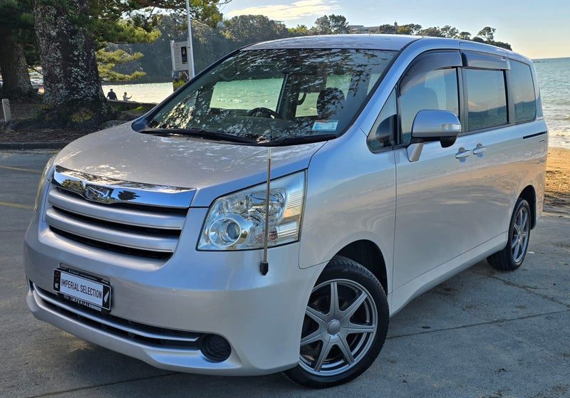 2010 Toyota Noah, photo 3