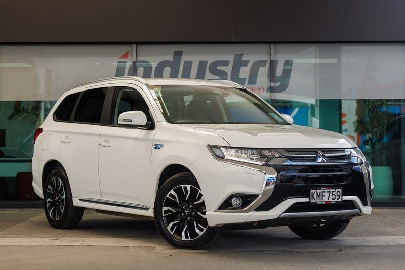 2017 Mitsubishi Outlander XLS PHEV 4WD NZ New, main photo