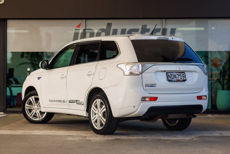 2013 Mitsubishi Outlander PHEV 4WD G-Spec, photo 2